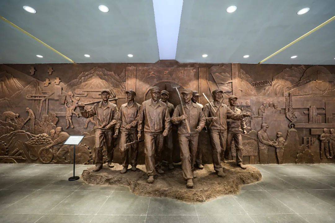 ��ɽ����������أ����к�ɫ����ȫ�潨�ɿ���